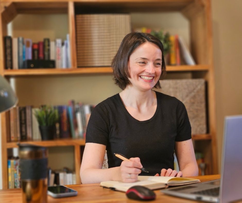 Stefanie Ray am Laptop