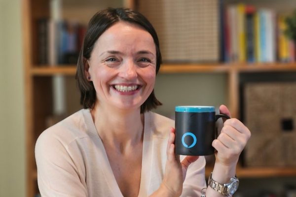 Stefanie Ray mit Alexa-Tasse