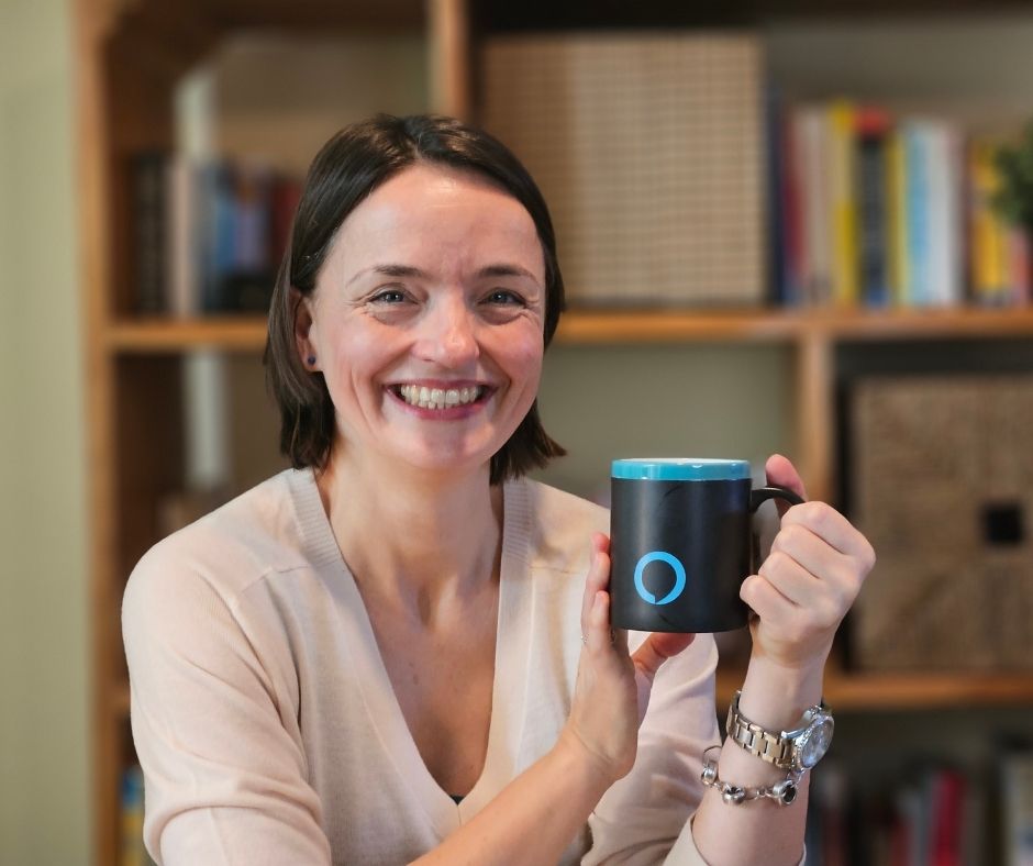 Stefanie Ray mit Alexa-Tasse