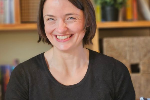 Stefanie Ray mit Smartphone führt Interview mit Chat GPT