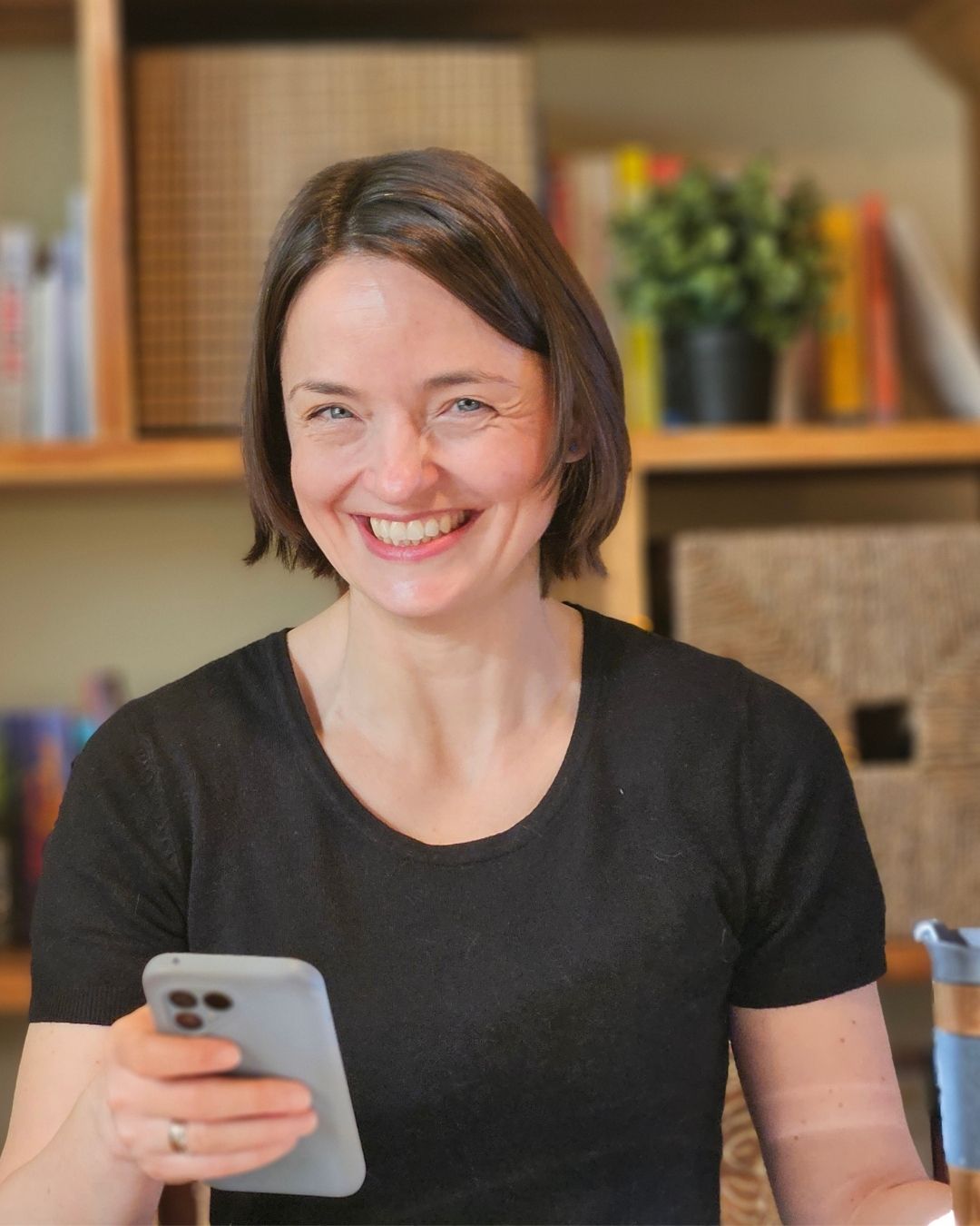 Stefanie Ray mit Smartphone führt Interview mit Chat GPT