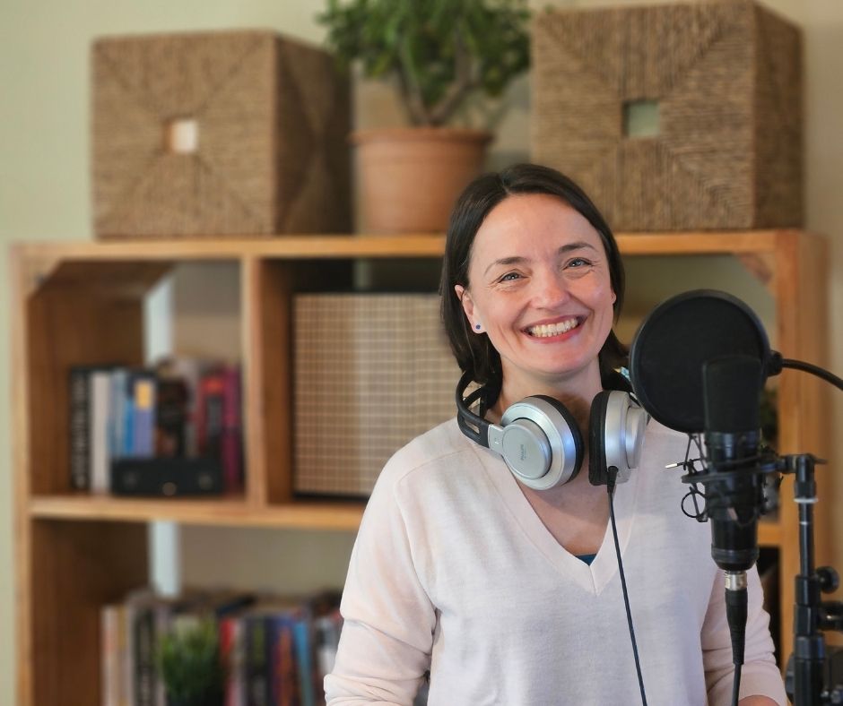 Stefanie Ray mit vorm Mikrofon