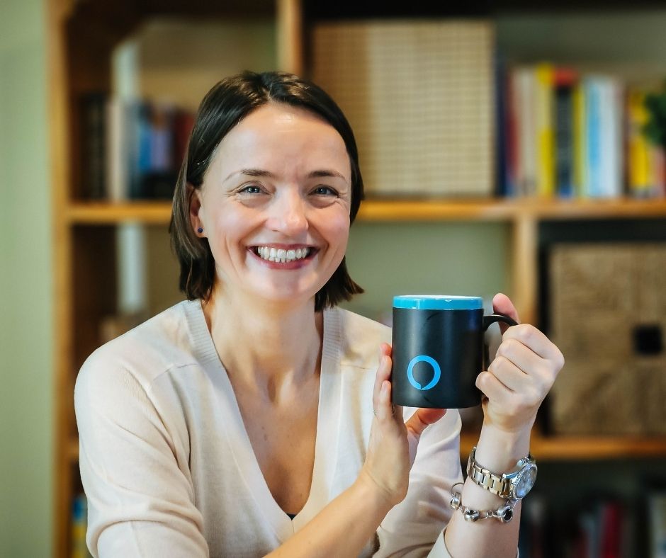 Stefanie Ray mit Alexa-Tasse